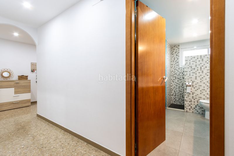 Foto 0167352f-92a7-4588-9c47-7066d55c25a2. Piso planta baja única con patio de 200m luz, amplitud y tu propia zona de aparcamiento junto a est en Terrassa