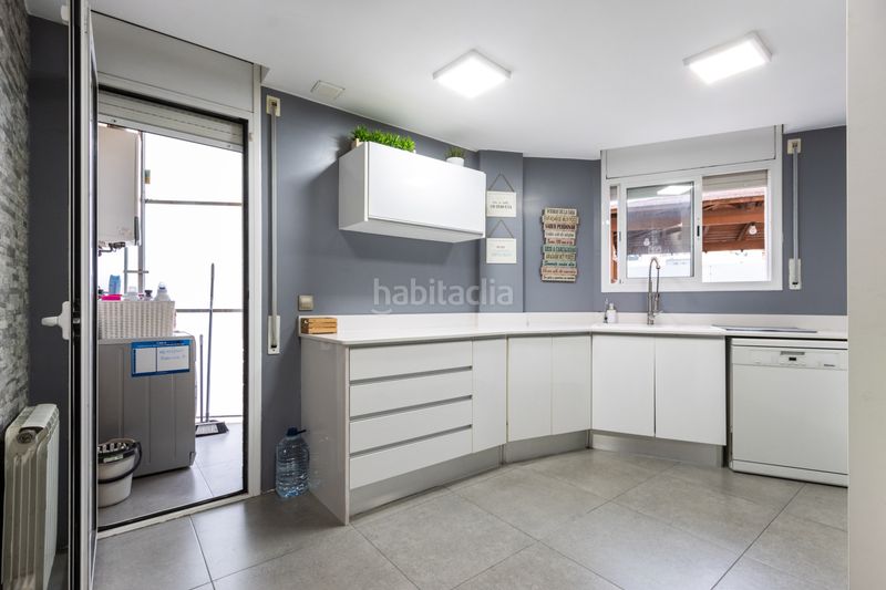 Foto 03e55a8a-e11b-40f1-b13a-b79f904849e9. Piso planta baja única con patio de 200m luz, amplitud y tu propia zona de aparcamiento junto a est en Terrassa
