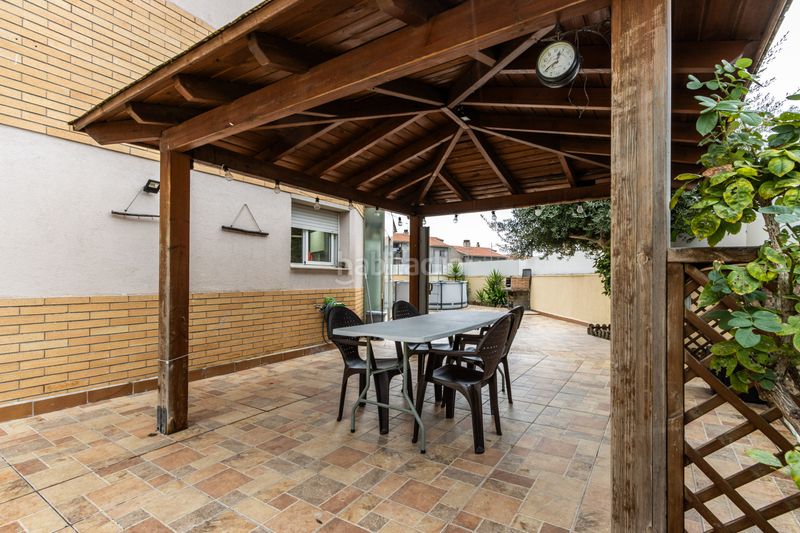 Foto 06f62cf7-22f9-4ff1-b398-8e751d0b892a. Piso planta baja única con patio de 200m luz, amplitud y tu propia zona de aparcamiento junto a est en Terrassa