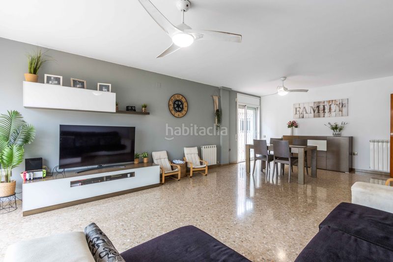 Foto 33c1e81a-902a-4fcb-bf14-38e301b3f171. Piso planta baja única con patio de 200m luz, amplitud y tu propia zona de aparcamiento junto a est en Terrassa