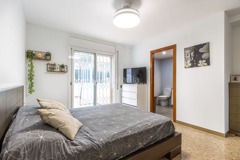 Foto 33d8cc05-9921-479e-b5d3-1634e4c8ca08. Piso planta baja única con patio de 200m luz, amplitud y tu propia zona de aparcamiento junto a est en Terrassa