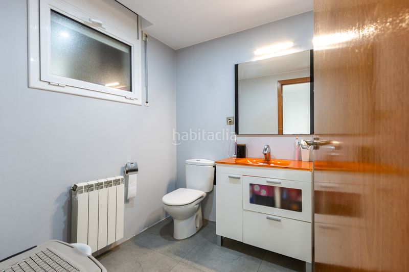 Foto 4aae760f-3039-4437-be9f-016cb4b2fe90. Piso planta baja única con patio de 200m luz, amplitud y tu propia zona de aparcamiento junto a est en Terrassa