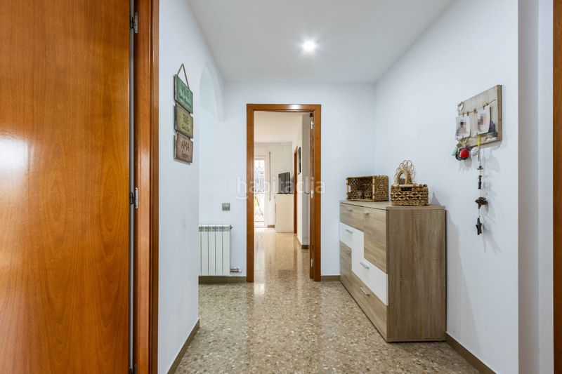 Foto 74aaf4a9-5161-4b9d-a67f-ba406174f885. Piso planta baja única con patio de 200m luz, amplitud y tu propia zona de aparcamiento junto a est en Terrassa