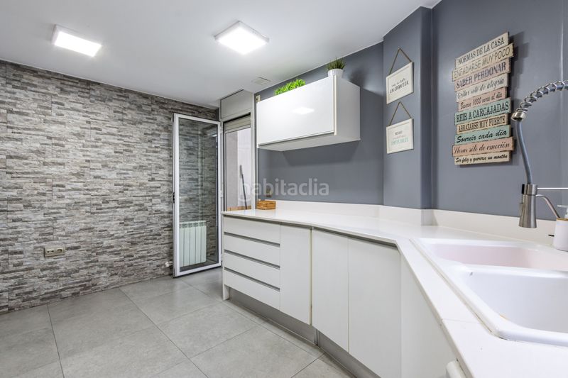 Foto 7d5975ce-b7b3-4c49-8dd0-69722673d54a. Piso planta baja única con patio de 200m luz, amplitud y tu propia zona de aparcamiento junto a est en Terrassa