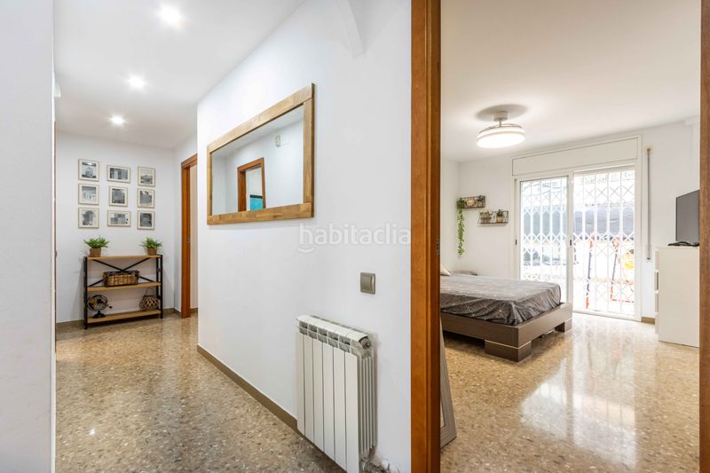Foto 8b275893-3541-4934-9908-53a3b2d638c6. Piso planta baja única con patio de 200m luz, amplitud y tu propia zona de aparcamiento junto a est en Terrassa