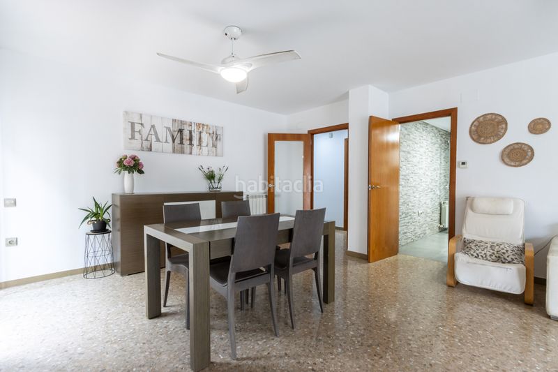 Foto a0c1dbf3-6ab4-405a-b732-568c1c436a8c. Piso planta baja única con patio de 200m luz, amplitud y tu propia zona de aparcamiento junto a est en Terrassa