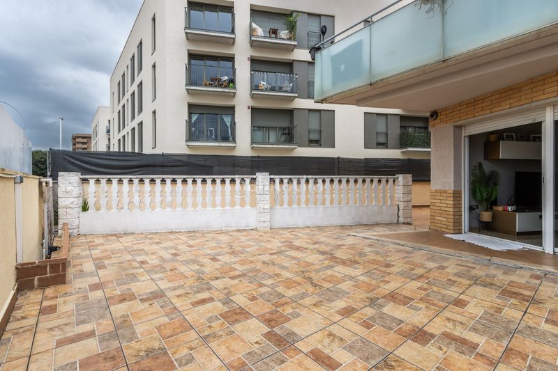 Foto a6789b35-fdf6-4afc-9db8-ef37403f2aa6. Piso planta baja única con patio de 200m luz, amplitud y tu propia zona de aparcamiento junto a est en Terrassa