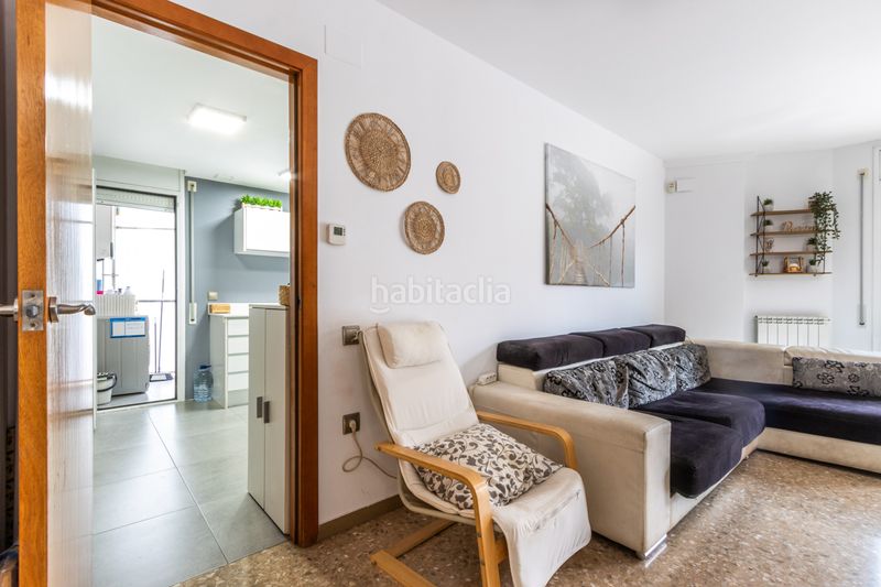 Foto bd5240d8-8f93-4535-a296-be9a605cce6a. Piso planta baja única con patio de 200m luz, amplitud y tu propia zona de aparcamiento junto a est en Terrassa