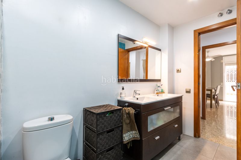 Foto c6085316-e021-4a6c-bee3-167a9625e8a1. Piso planta baja única con patio de 200m luz, amplitud y tu propia zona de aparcamiento junto a est en Terrassa