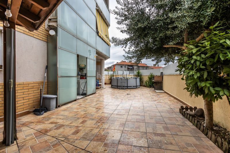 Foto c96632f0-4b70-44cf-a12f-c108cf60a303. Piso planta baja única con patio de 200m luz, amplitud y tu propia zona de aparcamiento junto a est en Terrassa
