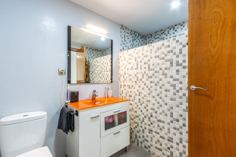 Foto f36be613-a748-4139-b464-a2475f5e1473. Piso planta baja única con patio de 200m luz, amplitud y tu propia zona de aparcamiento junto a est en Terrassa