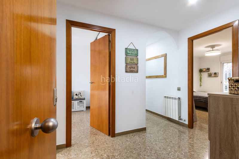 Foto fe01bed4-d3de-4eef-b791-9c81530c2820. Piso planta baja única con patio de 200m luz, amplitud y tu propia zona de aparcamiento junto a est en Terrassa