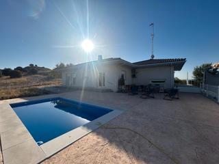 Chalet à Villarejo de Salvanés. Chalet independiente en una sola planta en venta en villarejo de
