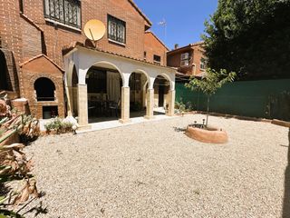 Casa adossada a La Poveda. Chalet en esquina en venta en arganda, la poveda