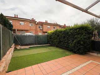 Casa a schiera in Los Villares. Amplio chalet adosado en venta en los villares, arganda del rey
