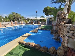 Chalet en Crevillente. Vive tu sueño en este chalet con jardín rústico privado y piscin