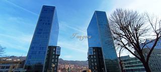 Pis a Uribitarte pasealekua 10. Precioso piso de dos habitaciones en las torres de isozaki.