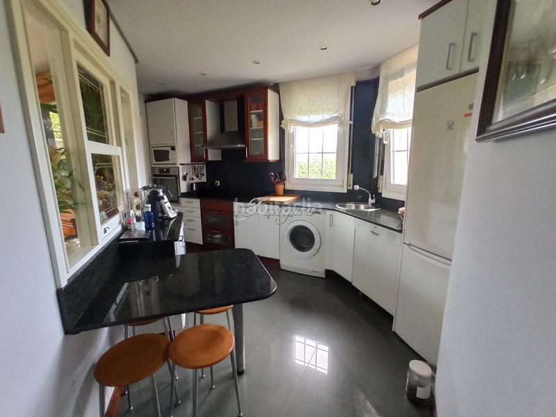 Foto 1a56f7c3-49da-41c8-b2b8-59eb203b5535. Xalet amb xemeneia aparcament a santa maría de Getxo Getxo