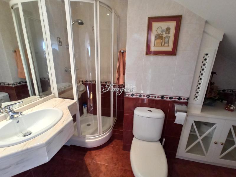 Foto 213c0483-f92f-4f87-9d78-85d60ef395c3. Xalet amb xemeneia aparcament a santa maría de Getxo Getxo