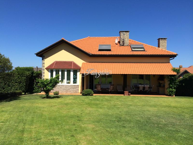 Foto 2a4b6e0c-1bd5-4107-a58b-20e68d1c9d84. Xalet amb xemeneia aparcament a santa maría de Getxo Getxo