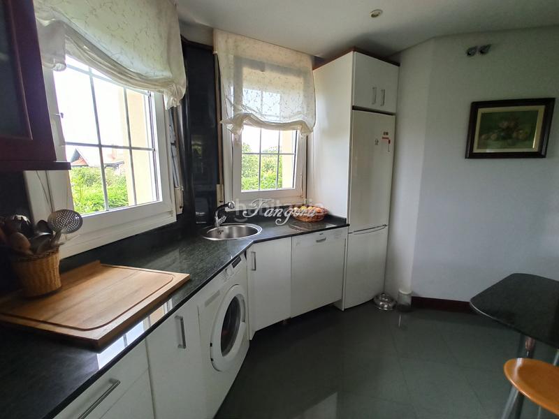 Foto 2ff1606d-2ef7-4171-a0b3-e82fbdcf241f. Xalet amb xemeneia aparcament a santa maría de Getxo Getxo