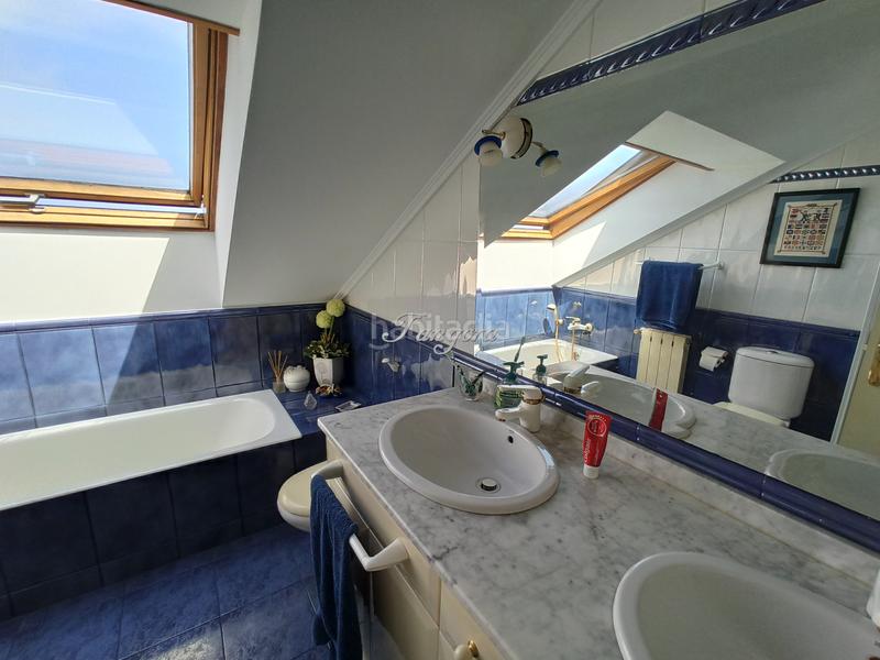 Foto 3876a35a-267e-4d11-92e8-642e7ce2e03d. Xalet amb xemeneia aparcament a santa maría de Getxo Getxo