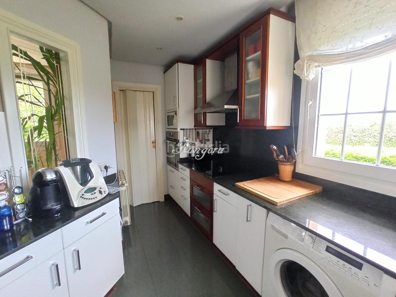 Foto 41d796f8-05bf-4e0d-b38b-3f7b27e49ecb. Xalet amb xemeneia aparcament a santa maría de Getxo Getxo