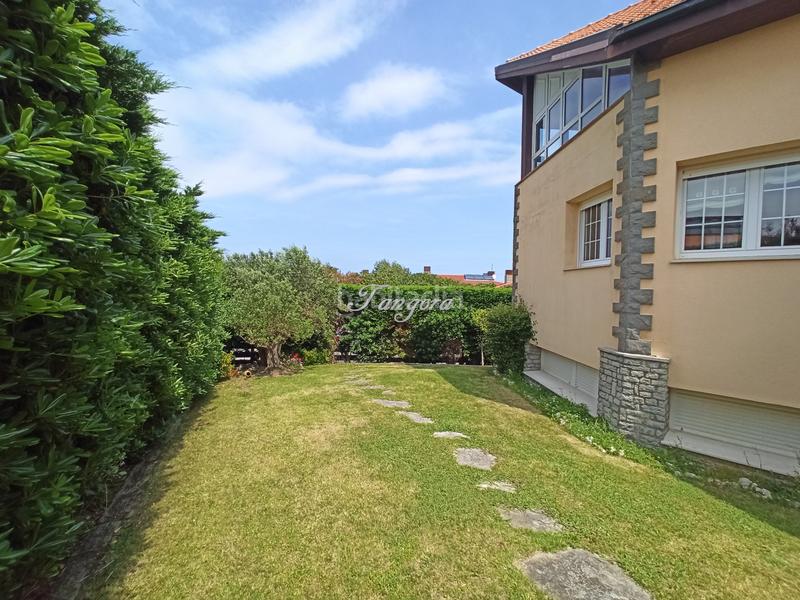 Foto 6bcc06fd-23cb-4e2a-9d88-57f44855997f. Xalet amb xemeneia aparcament a santa maría de Getxo Getxo