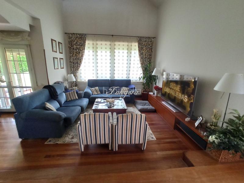 Foto 7e6dfe80-19e9-4eed-95d1-bbae35ba60ed. Xalet amb xemeneia aparcament a santa maría de Getxo Getxo