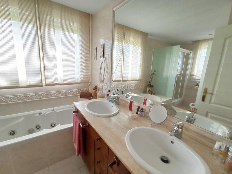 Foto 88df725f-0a91-4f8d-a1af-5ddcadac5a08. Xalet amb xemeneia aparcament a santa maría de Getxo Getxo