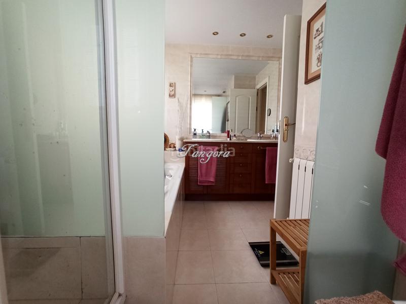 Foto acedcfac-f2ea-4f94-95dd-1fd05ee04973. Xalet amb xemeneia aparcament a santa maría de Getxo Getxo