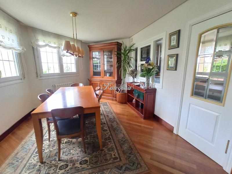 Foto c1cb554f-cb6f-4f79-8f89-71160c69015b. Xalet amb xemeneia aparcament a santa maría de Getxo Getxo