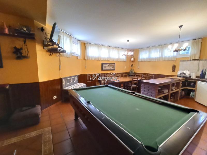 Foto f329b62a-a277-47f5-b5c0-21d1473cd68a. Xalet amb xemeneia aparcament a santa maría de Getxo Getxo