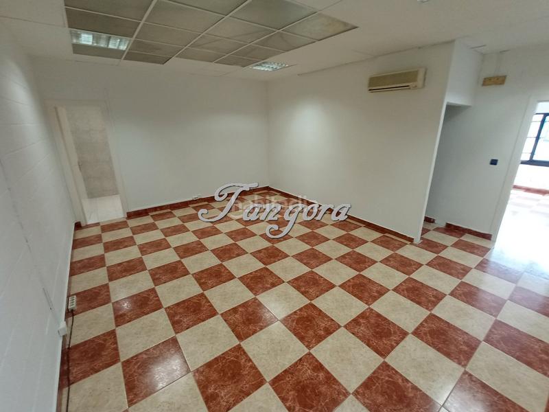 Foto 53418312-4e2a-43a8-969d-e23dbac912d3. Bâtiment à usage industriel dans Derio