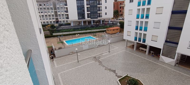 Foto 71ec0a1d-615f-480a-b8c8-4d4e1ee4e067. Alquiler piso fantástico piso de tres habitaciones en urbanización con tenis y piscina. en Castro - Urdiales