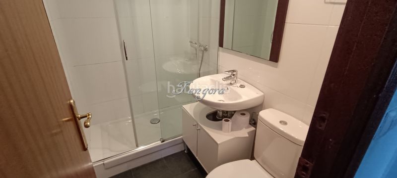 Foto 76051bea-ef10-4e4b-bea8-0eb96a2a428c. Alquiler piso fantástico piso de tres habitaciones en urbanización con tenis y piscina. en Castro - Urdiales