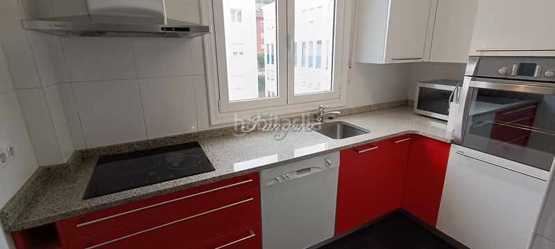 Foto 91f5ea07-704a-44fb-bd5a-0e53564024af. Alquiler piso fantástico piso de tres habitaciones en urbanización con tenis y piscina. en Castro - Urdiales