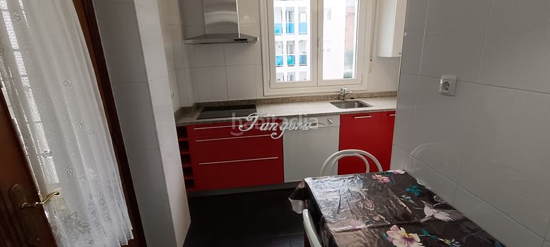Foto c7cc4e90-0c21-4385-87f3-96e3191a3c2f. Alquiler piso fantástico piso de tres habitaciones en urbanización con tenis y piscina. en Castro - Urdiales