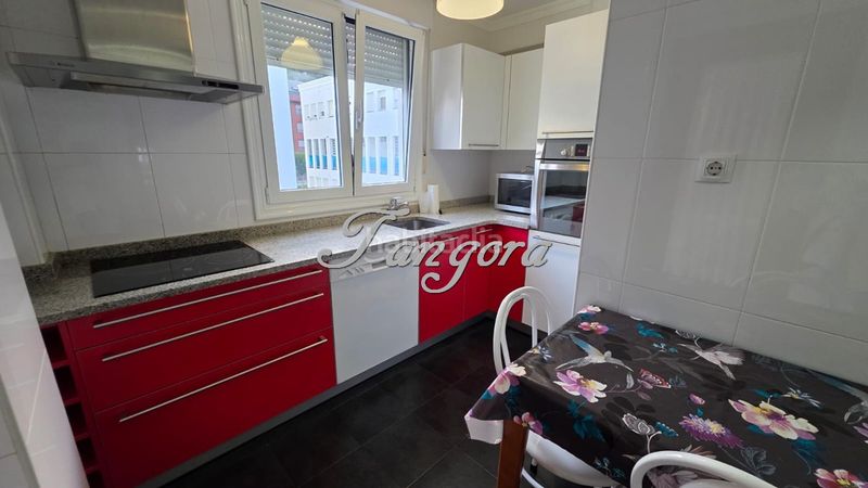 Foto ef3c89bd-3e72-4903-997a-d5987a338521. Alquiler piso fantástico piso de tres habitaciones en urbanización con tenis y piscina. en Castro - Urdiales