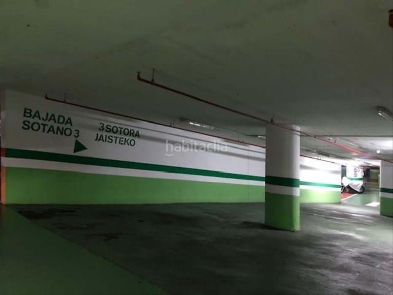 Foto a5dca8ba-8f80-4da4-9b31-3affd13f10dc. Parking voiture dans Abandoibarra - Guggenheim Bilbao