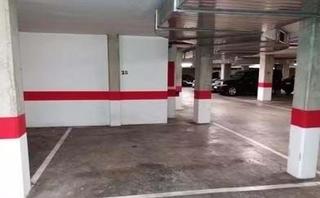 Parking voiture  Calle de los doscientos. Se vende plaza de aparcamiento grande en avenida catedrático sol