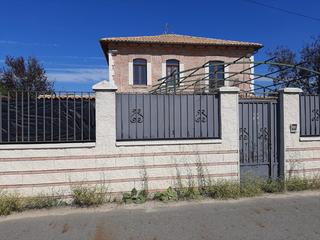 Casa  Parcela  del polígono. Finca de 128.000 m2 con nave, edificio auxiliar almacén y taller