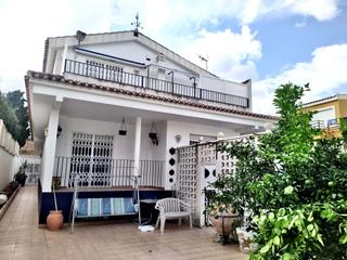 Xalet  Paseo de las palmeras. Chalet con jardín y piscina, ideal para vivir en comodidad y tra