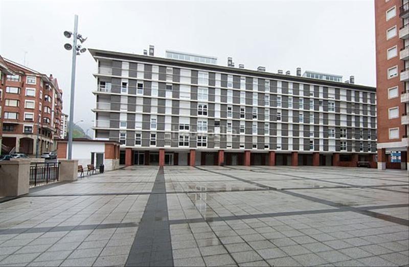 Foto bf93b401-a9de-43d9-a0ce-c71f4ff189fd. Aparcament cotxe a Bermeo