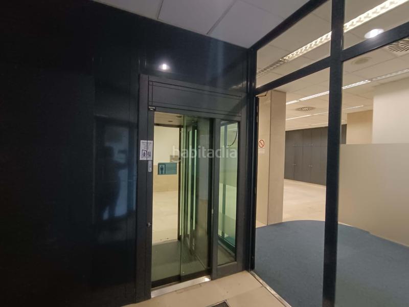 Foto df96d310-12a6-42e2-bc5f-95cd8c3aa75e. Location local commercial dans Iralabarri Bilbao