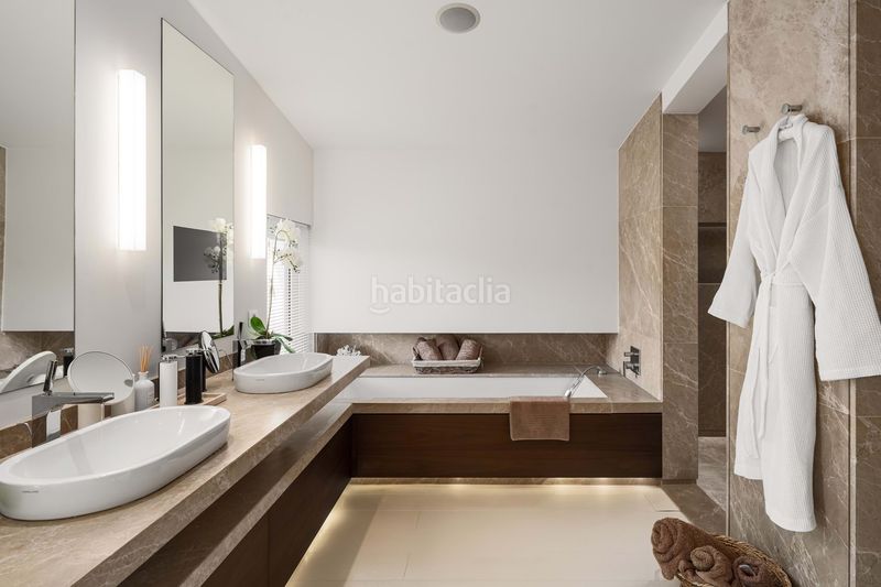 Foto 9d04b9c0-e8fe-45cf-bd03-ca352d53efb5. Casa amb aparcament piscina a Puente Romano Marbella