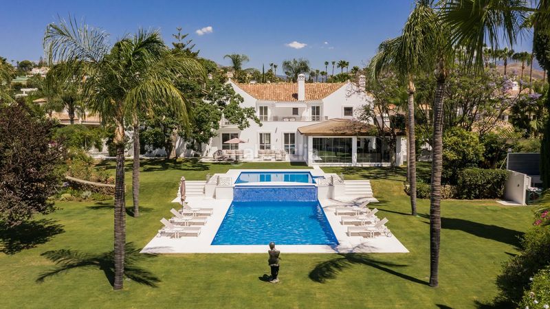 Foto c7cc1588-f5fa-42a7-9af9-9f085acd5c04. Casa amb piscina a Los Naranjos Marbella