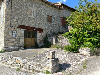 Casa  Cimavilla. Acogedora casa de campo con terraza y vistas al campo en valdego