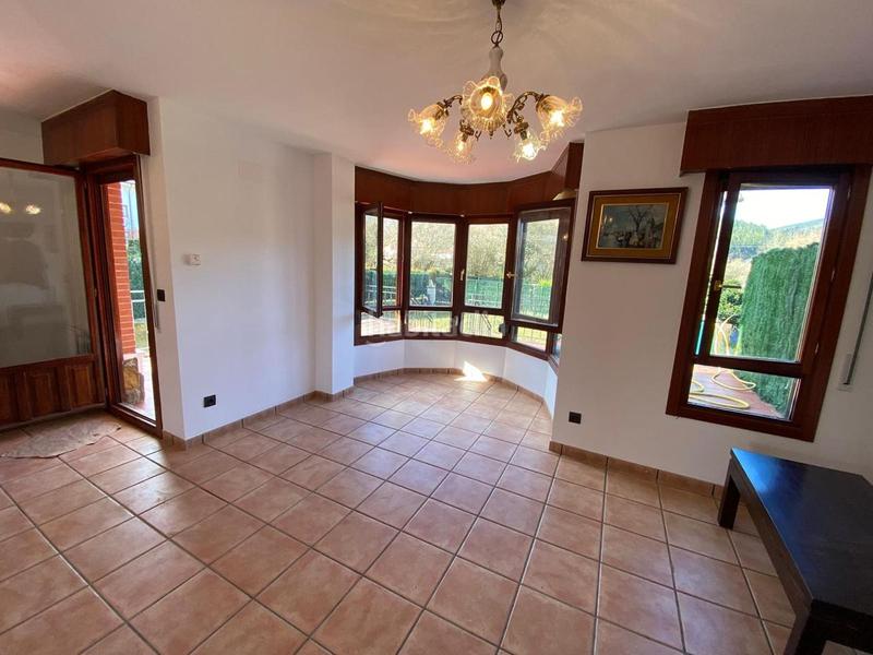 Foto a49b9d15-b90c-4395-ab9c-7390bba8b44e. Casa adosada en Samano Castro - Urdiales