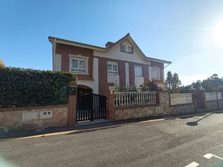 Casa aparellada a Aureliano linares rivas 17. Espectacular chalet centro de castro urdiales